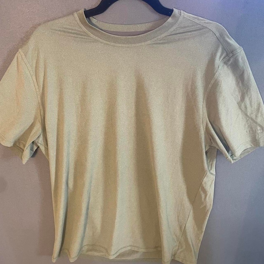 G.H. Bass & Co. khaki green polyester & spandex t-shirt in size M